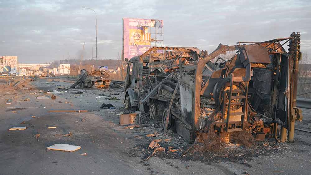 থার্মোবারিক অস্ত্র বা ভ্যাকুয়াম বোমার মধ্যে জ্বালানী থেকে বাতাসের সংস্পর্শে আসা বিস্ফোরক (ফুয়েল-এয়ার এক্সপ্লোসিভস বা এফএই)-ই সবচেয়ে প্রাণঘাতী। সাধারণ বিস্ফোরকে ব্ল্যাক পাউডারের মতো জ্বালানী এবং অক্সিডাইজারের মিশ্রণে ২৫ শতাংশ জ্বালানী এবং ৭৫ শতাংশ অক্সিডাইজার থাকে। তবে থার্মোবারিক অস্ত্র বা ভ্যাকুয়াম বোমায় প্রায় ১০০ শতাংশই জ্বালানী। 