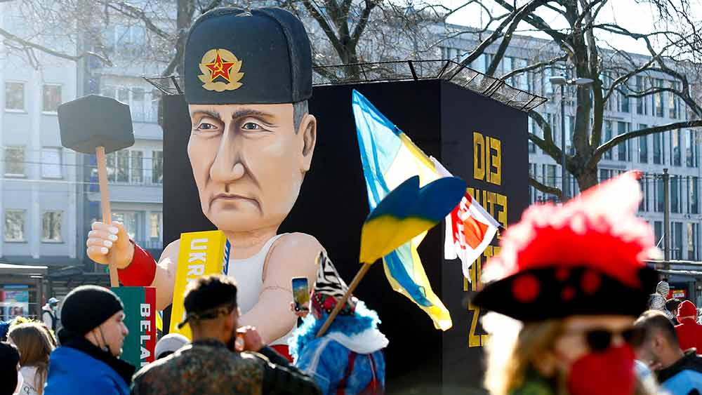 ভ্যাকুয়াম বোমাই শুধু নয়। পরমাণু শক্তির নিরিখেও রাশিয়ার বিরুদ্ধে ‘অসম’ যুদ্ধে নেমেছে ইউক্রেন। স্টকহলম ইন্টারন্যাশনাল পিস রিসার্চ ইনস্টিটিউট (এসআইপিআরআই)-এর দাবি, রাশিয়ার কাছে বিশ্বের সবচেয়ে ব়ড় পরমাণু অস্ত্রভান্ডার রয়েছে। পুতিনের ভান্ডারে ওয়ারহেডসই রয়েছে ছ’হাজার ৩৫০টি। দ্বিতীয় স্থানে রয়েছে আমেরিকা (সাড়ে পাঁচ হাজার)। চিন (৩৫০) বা ফ্রান্সের (২৯০) কাছে তা থাকলেও রাশিয়া বা আমেরিকার তুলনায় নগণ্য।