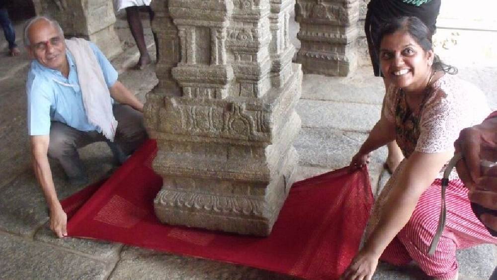 বীরভদ্র মন্দির, অন্ধ্র: বেঙ্গালুরু থেকে ১২০ কিলোমিটার দূরে অবস্থিত বীরভদ্র মন্দিরটি ষোড়শ শতকে তৈরি। এই মন্দিরে রয়েছে একটি বিশাল ঝুলন্ত থাম। এই থামটি শুধু মাত্র ছাদ থেকেই ঝুলে রয়েছে।