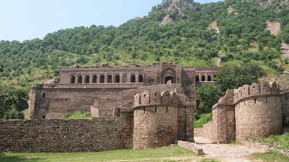 ভানগড় দুর্গ, রাজস্থান: ষোড়শ শতকে ভগবন্ত দাস নির্মিত ভানগড় দুর্গটি ভৌতিক স্থান হিসাবে পরিচিত। স্থানীয়দের দাবি প্রাচীন একটি অভিশাপের ফলে এই স্থানটি ধ্বংসপ্রাপ্ত হয়। এখানকার অধিকাংশ বাড়িতে কোনও ছাদ নেই। বর্তমানে প্রত্নতাত্ত্বিক বিভাগ এই দুর্গের রক্ষণাবেক্ষণ করে। শোনা যায়, রাতে এই দুর্গে নানা রকম অলৌকিক ঘটনা ঘটে। তাই রাতে এখানে কাউকে প্রবেশ করতে দেওয়া হয় না।
