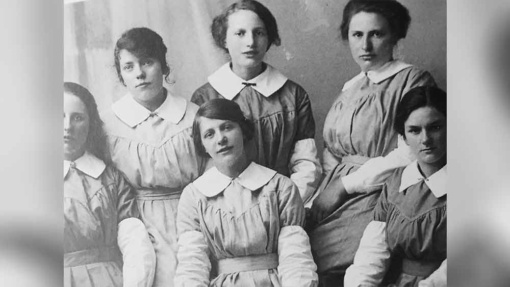 ইংল্যান্ডের নরহ্যামে এক শ্রমজীবী পরিবারে জন্মেছিলেন মেরি অ্যান। সালটা ১৮৭৪। পূর্ব লন্ডনের শহরতলি প্লেসটোতে আর পাঁচটা সাধারণ মেয়ের মতোই বেড়ে উঠেছিলেন তিনি। ওয়েবস্টারদের পরিবারে তখন মেরি অ্যানকে মিলিয়ে আট সন্তান। ফলে কম বয়সে রোজগারপাতি শুরু করতে হয়েছিল তাঁকে।