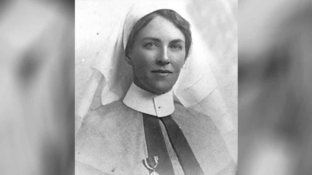 শহরতলির পড়শিরা বলতেন, ছিপছিপে রোগা মেয়েটির মুখখানি বেশ চোখ টানে। তবে মেরি অ্যানের সে সবের দিকে নজর দেওয়ার সময় নেই। তাঁর স্বপ্ন, নিজের পায়ে দাঁড়াতে হবে। তার পর একটা বড়সড় সংসার পাতবেন। এক সময় সে সব স্বপ্নও পূরণ হয় মেরি অ্যানের। কম বয়সেই নার্সের চাকরি পেয়ে যান। ২৯ বছর বয়সে সংসারও শুরু করেন।