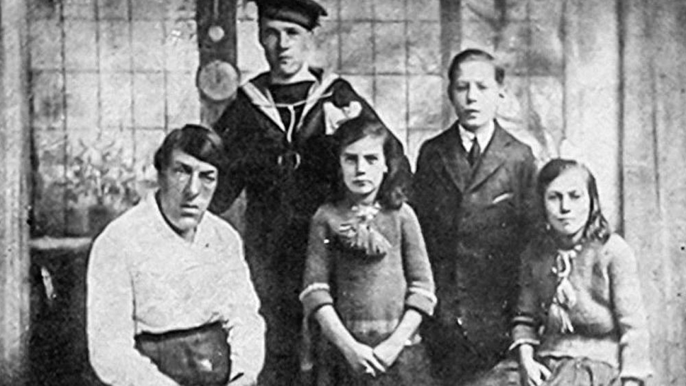 শারীরিক সমস্যা সত্ত্বেও তাতে নজর দেওয়ার সময় ছিল না মেরি অ্যানের। ইতিমধ্যে চার সন্তানের মা হয়েছেন। ফলে সংসারের কাজেই সব সময় ব্যস্ত।