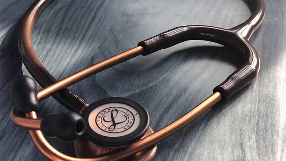 কী অসুখে ভুগছেন? জানতে চিকিৎসকের কাছে ছুটেছিলেন মেরি অ্যান এবং টমাস। পরীক্ষার পর চিকিৎসকেরা জানিয়েছিলেন, মেরি অ্যানের অসুখের নাম ‘অ্যাক্রোমেগ্যালি’। এমন এক সমস্যা যাতে দেহে অতিরিক্ত মাত্রায় হরমোন নিঃসৃত হয়। যার জেরে হাড়গোড়, পেশি এবং অঙ্গপ্রত্যঙ্গ অস্বাভাবিক ভাবে বাড়তে থাকে। সেই সঙ্গে পেশিতে তীব্র যন্ত্রণা এবং মাথাব্যথাও হয়। বেশির ভাগ ক্ষেত্রেই টিউমার থাকায় এই সমস্যা দেখা দেয়। চিৎসকেরা আরও জানিয়েছিলেন, একে পিটুউটারি অ্যাডেনোমাও বলে।