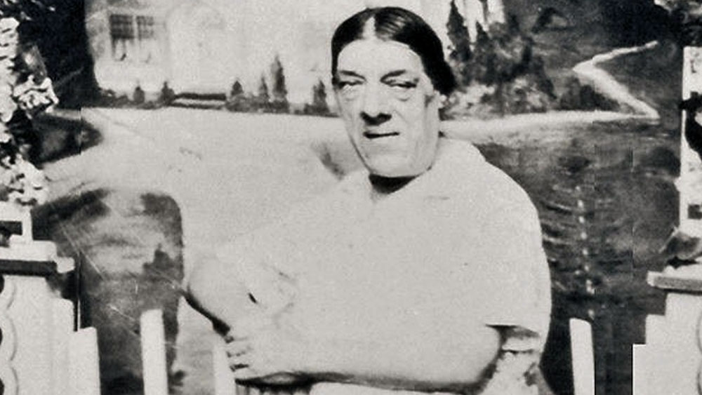 হঠাৎ মেরি অ্যানের নজরে পড়ে খবরের কাগজের বিজ্ঞাপন— দুনিয়ার ‘কুৎসিততম’ মহিলাদের খুঁজতে ইংল্যান্ডে একটি প্রতিযোগিতা হচ্ছে। তাতে জিতলে মোটা অঙ্কের অর্থপ্রাপ্তি হবে। মনস্থির করে ফেলেন মেরি অ্যান। সন্তানদের জন্য তাঁকে জিততেই হবে। এক সময় সে প্রতিযোগিতার খেতাবও জিতে ফেলেন মেরি অ্যান।