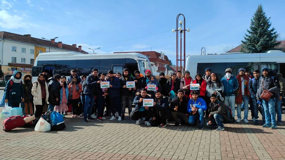 উজোরোদের বাসে ওঠার আগে।