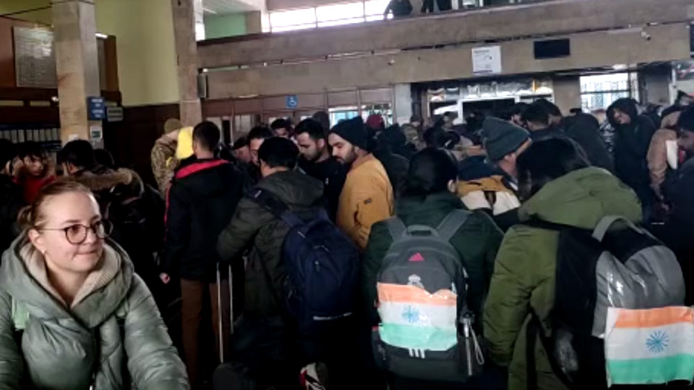 রেল স্টেশনে