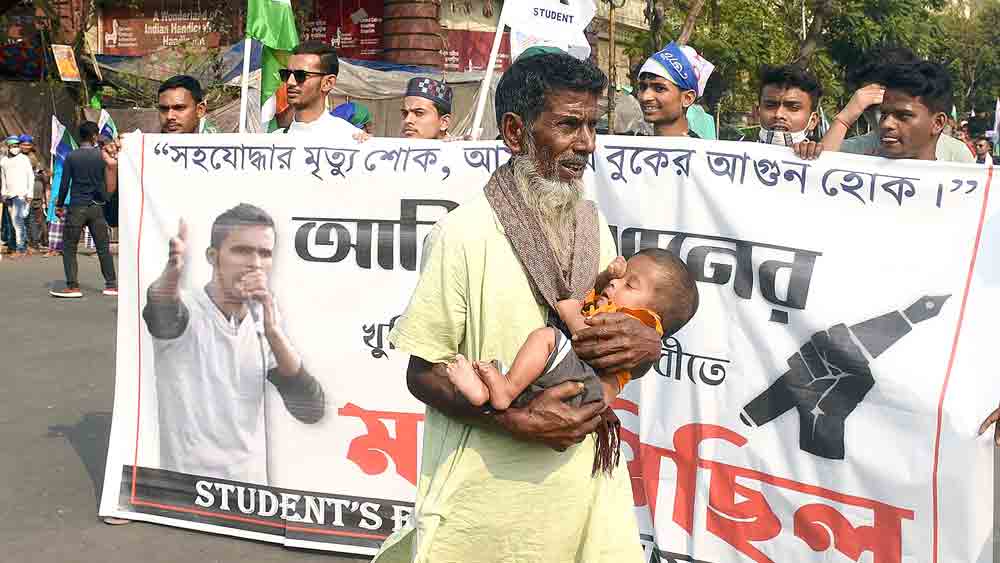 আনিস খানের মৃত্যুর প্রতিবাদে শিয়ালদহ থেকে ধর্মতলা পর্যন্ত মিছিলে পা মেলালেন আইএসএফ সমর্থকেরা। মঙ্গলবার। 