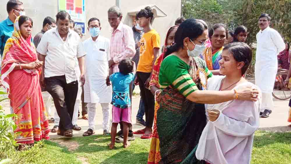 জ্যোৎস্না বাগের মেয়ের সঙ্গে বিধায়ক উত্তরা সিংহ হাজরা। মঙ্গলবার। 