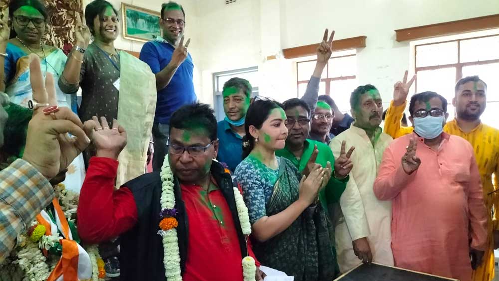 ‘‘জীবনের সব কিছুকেই চ্যালেঞ্জ হিসেবে নিই। এই ভোটও চ্যালেঞ্জ ছিল। পরের লক্ষ্য পঞ্চায়েত।’’, জয়ী প্রার্থীদের পাশে নিয়ে বললেন মেদিনীপুরের বিধায়ক জুন মালিয়া। 