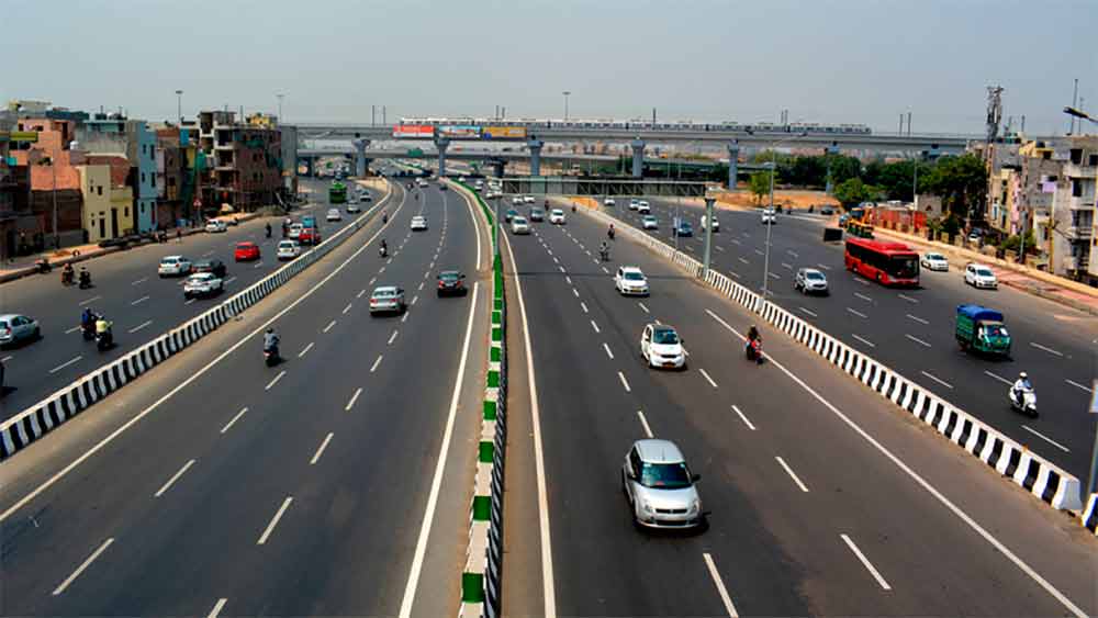 বিএইচ সিরিজের নম্বরে কী কী সুবিধা রয়েছে? ১৯৮৮ সালের মোটর ভেহিকলস অ্যাক্ট-এর ৪৭ ধারা অনুযায়ী, নিজের রাজ্যের বাইরে এক বছরের জন্য গাড়ি রাখা যায়। অর্থাৎ, যে রাজ্যে গাড়ির নম্বর রেজিস্ট্রেশন করানো হয়েছে, তা থেকে অন্য রাজ্যে গেলে সেখানে কেবলমাত্র এক বছর গাড়ি রাখতে পারেন তার মালিক। তবে ওই সময়ের পর নিজের রাজ্য থেকে যে ভিন্‌ রাজ্যে গাড়ির ট্রান্সফার করানো হয়েছে, তা দেখাতে হয়। কিন্তু বিএইচ সিরিজের নম্বরপ্লেট থাকলে গাড়ির মালিককে এ সমস্যা পোহাতে হবে না। গোটা দেশেই একই নম্বরের গাড়ি নিয়ে ঘোরাফেরা করা যাবে।