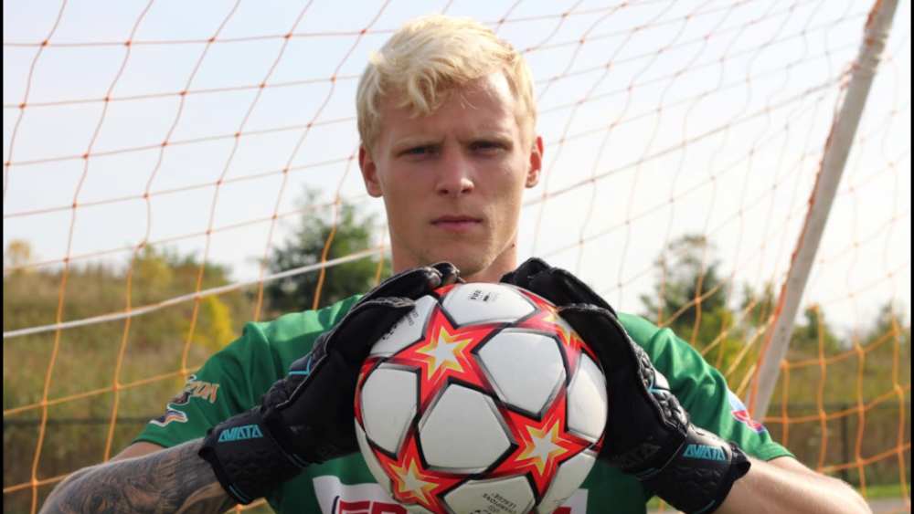 ২২ বছর বয়সি গোলরক্ষক সিয়াটিক আর্টেমেঙ্কো ইউক্রেনের সেনায় নাম নথিভুক্ত করার জন্য দীর্ঘ ক্ষণ লাইন দিয়েছেন। তিনি জানিয়েছেন, দেশের জন্য লড়াই করা গৌরবের।