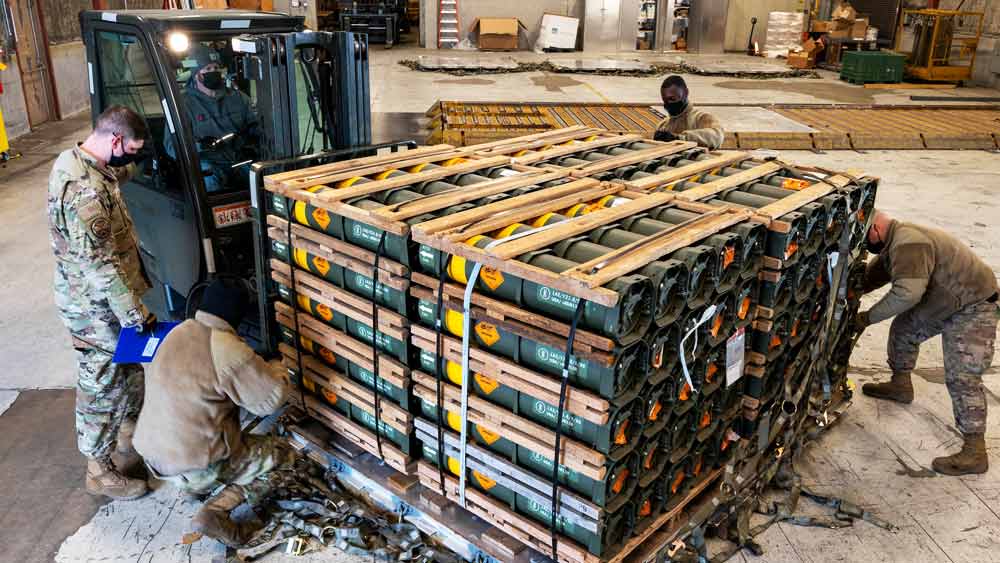 রাশিয়ার বিরুদ্ধে সরাসরি সংঘাতে না জড়ালেও সামরিক সাহায্যের হাত বাড়িয়েছে আমেরিকা-সহ একাধিক রাষ্ট্র। আমেরিকা ইতিমধ্যেই ইউক্রেনে মোট প্রায় ৩৫০ মিলিয়ন ডলার (ভারতীয় মুদ্রায় প্রায় ২ হাজার ৬৩৬ কোটি টাকা)-এর অস্ত্র পাঠানোর কথা ঘোষণা করেছে।  এ ছাড়াও আমেরিকার কাছে কিছু ট্যাঙ্ক এবং বিমান ধ্বংসকারী ক্ষেপণাস্ত্রও চেয়ে পাঠিয়েছে ইউক্রেন। এই অস্ত্রগুলিও শীঘ্রই পাঠানো হবে বলেও পেন্টাগন জানিয়েছে।