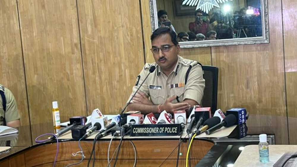 সাংবাদিক বৈঠকে পুলিশ কমিশনার। বুধবার। 