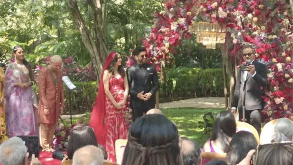 শিবানী-ফারহানের বিয়েতে গায়িকার শরীরে মাতৃত্বের আভাস লক্ষ করেছেন ভক্তরা।