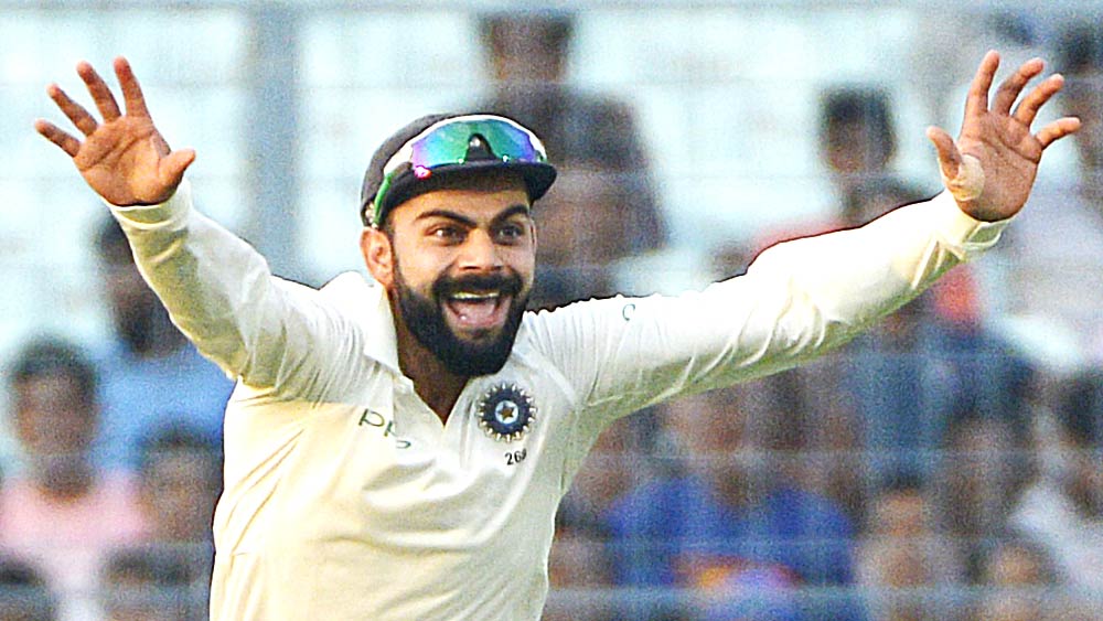 এক ক্যালেন্ডার বর্ষে টেস্টে সব থেকে বেশি রান করার নিরিখে তিন বার শীর্ষে ছিলেন কোহলী। ২০১২, ২০১৫ এবং ২০১৬ সালে। কোনও ভারতীয়ের এই কৃতিত্ব নেই।