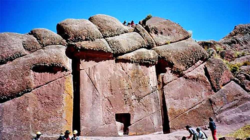 পাহাড় জুড়ে অদ্ভুত সব আকৃতি। কোনওটি দেখতে ঘরবাড়ির মতো। কোনওটিকে দেখে আবার মনে হয় মানুষের মূর্তি। তবে পাহাড়ের গায়ে খোদাই করা একটি গোলাপি দরজা ঘিরেই রয়েছে যাবতীয় রহস্য! রয়েছে নানা লোককথাও। পেরুর টিটিকাকা হ্রদের তীরে পাঁচশো বছরেরও বেশি পুরনো ওই দরজাই নাকি স্বর্গের পথ খুলে দেয়।
