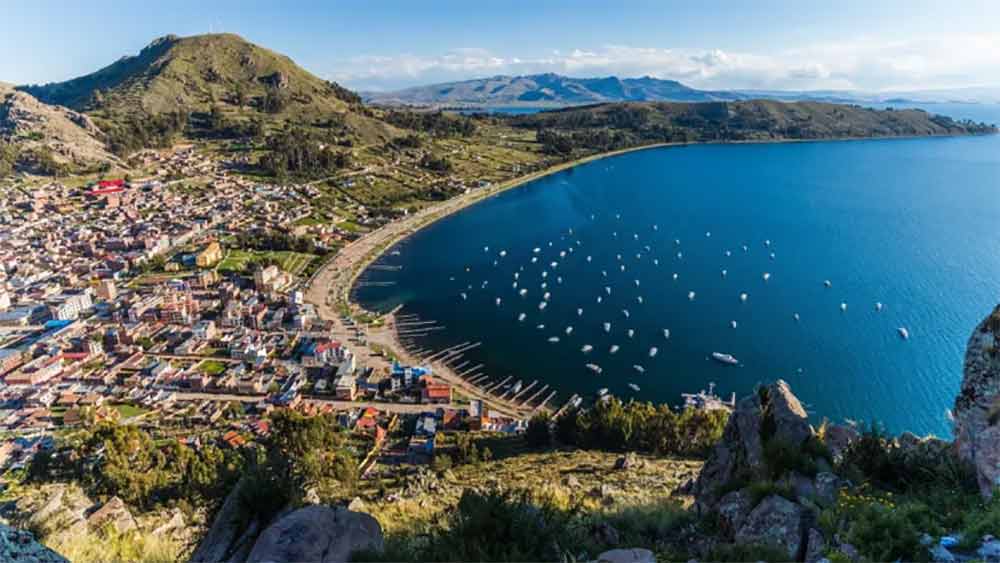 পুনো শহরের থেকে প্রায় ৩৫ কিলোমিটার দূরে রয়েছে ‘স্বর্গের দরজা’। পেরুর অনেকের মতে, ‘স্বর্গের শহর’-এর মধ্যেই রয়েছে ‘স্বর্গের দরজা’। যদিও বাস্তবে সে ধরনের কোনও শহরের অস্তিত্বই নেই পেরুতে। তবে এ সব নিয়ে নানা লোককথা প্রচলিত।