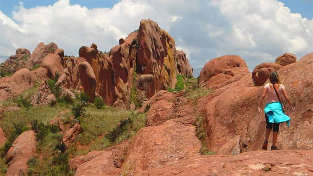 সংবাদমাধ্যমের কাছে একটি সাক্ষাৎকারে মামানি বলেছিলেন, ‘‘প্রথম বার ওই পাথরটি চোখেই পড়েনি।’’ তাঁর দাবি ছিল, ‘‘ওই বিল্ডিংয়ের মতো পাথরটি বছরের পর বছর স্বপ্নে দেখেছি। তবে স্বপ্নে ওই দরজার পথে গোলাপি পাথর বিছানো ছিল। পথের দু’ধারে সার সার গোলাপি রঙের মূর্তি সাজানো ছিল... এই স্বপ্নের কথা পরিবারের লোকজনকে বহু বার জানিয়েছিলাম। শেষমেশ ওই দরজাটিই দেখতে পাওয়ার পর মনে হয়েছিল, ঈশ্বরই যেন আমার সামনে সেটি উন্মোচন করে দিয়েছেন।’’