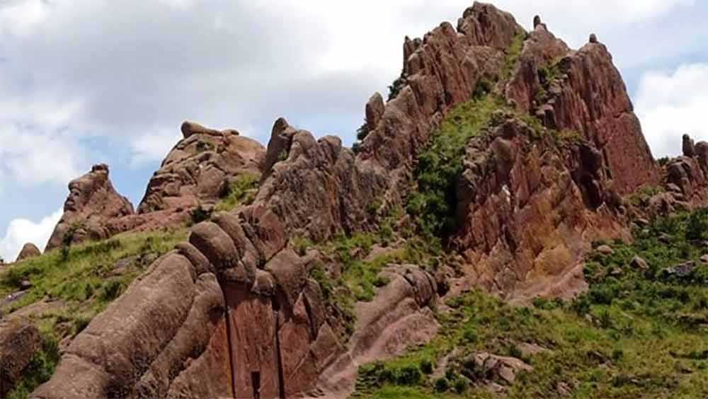 পেরুর লোকগাথায় বলে, স্পেনীয়দের হামলা থেকে বেঁচে গিয়েছিলেন আমারু মারু নামে এক পুরোহিত। সাতরশ্মির মন্দিরের ওই পুরোহিতের কাছে নাকি আকাশ থেকে একটি সোনার চাকতি এসে পড়েছিল। তা নিয়ে তিনি নিজের মাথা বাঁচাতে ছুটে গিয়েছিলেন হায়ু মারু পাহাড়ে। সঙ্গে ছিলেন তাঁর মতো বহু পুরোহিত।