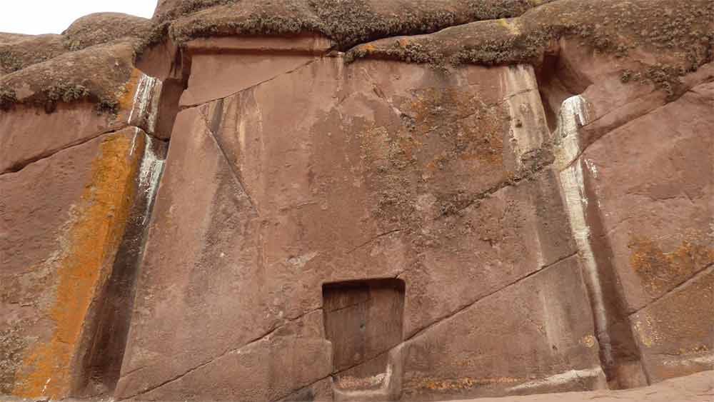 হায়ু মারুর ওই দরজার গায়ে ওই সোনার চাকতিটি ঠেকাতেই নাকি পাহাড়ের মধ্যে থেকে তা খুলে যায়। এর পর ভিতরে ঢুকে যান আমারু মারুরা।