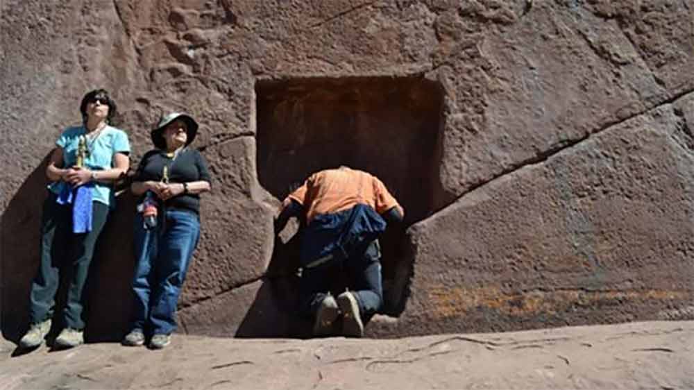 আমারু মারুর গল্পের সত্যতা নিয়েও অনেকে সন্দিহান। তবে হায়ু মারুর ওই পাহাড়ের দরজার আকৃতির খাঁজে একটি ছোট গোলাকৃতি অংশ রয়েছে। অনেকের দাবি, ওই গোলাকৃতি অংশেই সোনার চাকতিটি ঠেকিয়েছিলেন আমারু মারু।
