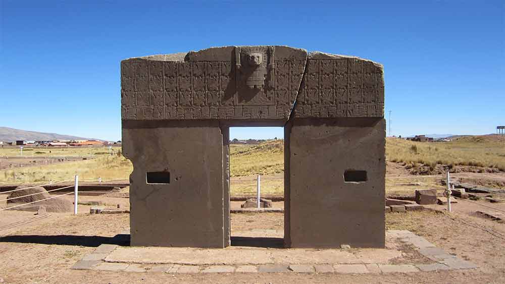 যে ‘স্বর্গের দরজা’ নিয়ে এত হইচই, তা যে একমাত্র পেরুতে রয়েছে, এমনটা নয়। বলিভিয়াতেও ‘গেট অব দ্য সান’ বলে একটি সৌধের দেখা মেলে, যা প্রায় ‘স্বর্গের দরজা’-র মতো দেখতে। তবে ওই পাথরের সৌধটির দরজার বদলে তোরণর মতো দেখতে।