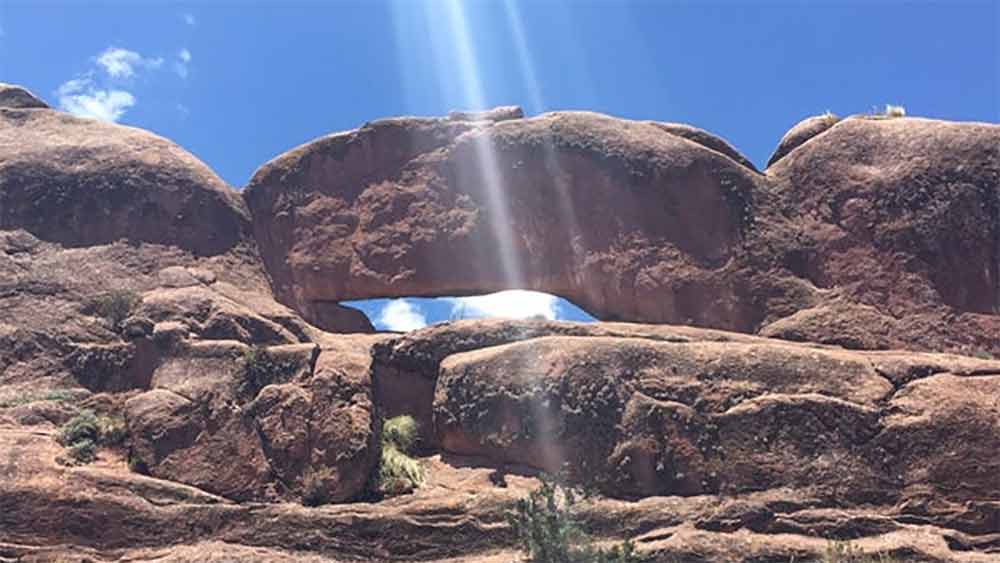 প্রত্নতত্ত্ববিদদের মতে, ‘স্বর্গের দরজা’-র মতো বহু নিদর্শনের পিছনে প্রাচীন স্থাপত্যবিদ্যা বা ইঞ্জিনিয়ারিংশিল্পের হাত রয়েছে। তার মধ্যে ঈশ্বরিক শক্তির হাত খোঁজা বাড়াবাড়ি হবে।