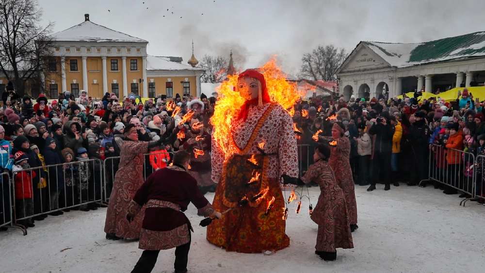 রাশিয়া, ইউক্রেন, বেলারুশের মতো নানা দেশে এই উৎসবের সময়ে নানা রকম সাংস্কৃতিক অনুষ্ঠানের আয়োজন করা হয়।