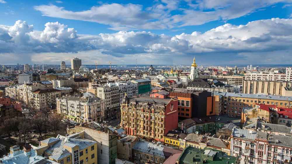 কর্মক্ষেত্রে প্রভূত উন্নতি করার পর ১৯৯৬ সালে সক্রিয় রাজনীতিতে যোগ দেন ইয়ানুকোভিচ।  ইউক্রেনের তৎকালীন প্রেসিডেন্ট লিওনিদ কুচমা তাঁকে ২০০২ সালে প্রধানমন্ত্রী হিসেবে নিয়োগ করেন। ২০০৫ অবধি তিনি সেই পদে ছিলেন। এর পর তিনি ২০০৬ সালে নির্বাচিত হয়ে আবার ইউক্রেনের প্রধানমন্ত্রীর আসনে বসেন। 