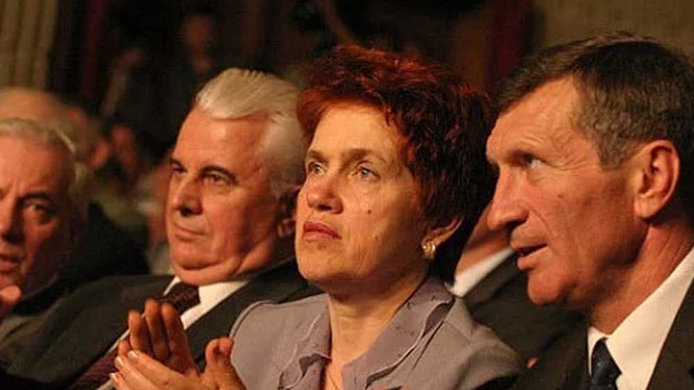 ১৯৭১ সালে ইয়েনাকিভের নগর আদালতের বিচারপতির ভাইঝি লুদিমিলা নাসটেনকো-কে বিয়ে করেন ইয়ানুকোভিচ। এর পর পড়াশোনা করতে তিনি ১৯৭৪ সালে ডোনেটত্স্ক পলিটেকনিক কলেজে ভর্তি হন। পড়তে পড়তে চাকরিও জুটে যায়। 