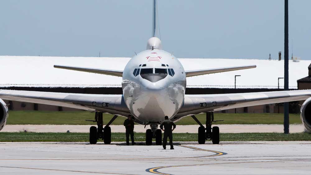 বিমানটির মাথার বিভিন্ন অংশে ৬৫টিরও বেশি স্যাটেলাইট ডিশ ও অ্যান্টেনা রয়েছে। যাতে বিমানটি আকাশ থেকে পৃথিবীর সবক’টি দেশের যে কোনও প্রান্তে থাকা জাহাজ, সাবমেরিন, যাত্রী ও যুদ্ধবিমান এবং সব ল্যান্ডলাইন টেলিফোনে মুহূর্তের মধ্যে যোগাযোগ করতে পারে।