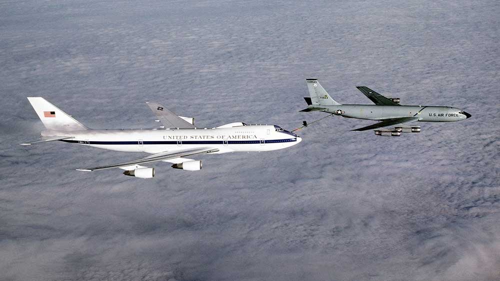 বিশেষজ্ঞরা জানিয়েছেন, ২০ কোটি ডলার ব্যয়ে নির্মিত এই বিমানটিতে কোনও ডিজিটাল ব্যবস্থা রাখা হয়নি। ব্যবহার করা হয়েছে ডিজিটালের আগের যুগের যোগাযোগ ব্যবস্থা। যাতে পরমাণু বোমার আঘাতে বা পরমাণু বিস্ফোরণের ফলে তৈরি হওয়া তীব্র শক্তিশালী কম্পাঙ্কের তড়িৎচুম্বকীয় তরঙ্গে এই বিমানটি অচল, নিষ্ক্রিয় না হয়ে পড়ে।