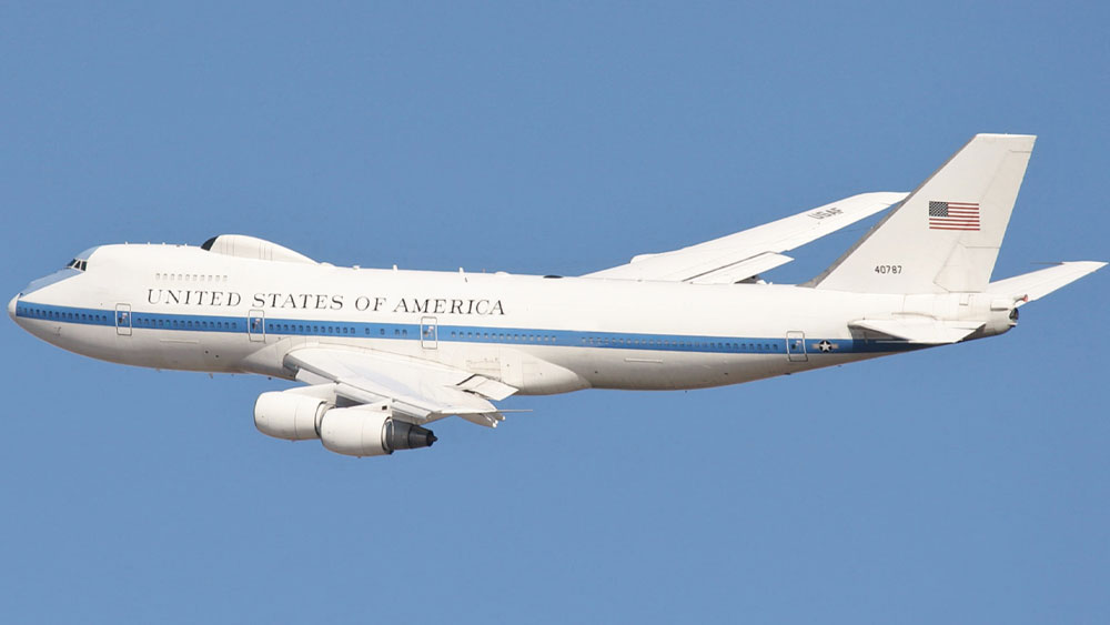 বিশেষজ্ঞরা জানিয়েছেন, বোয়িং-৭৪৭ মডেলের বিমানকেই পরমাণু অস্ত্ররোধী ব্যবস্থা দিয়ে সাজিয়ে তুলে এই বিমানটি বানানো হয়েছে। যার নাম— ‘বোয়িং-ই৪বি’। এর একটি ডাকনামও রয়েছে। ‘শেষের সে দিনের বিমান (ডুমস্‌ডে প্লেন)’।