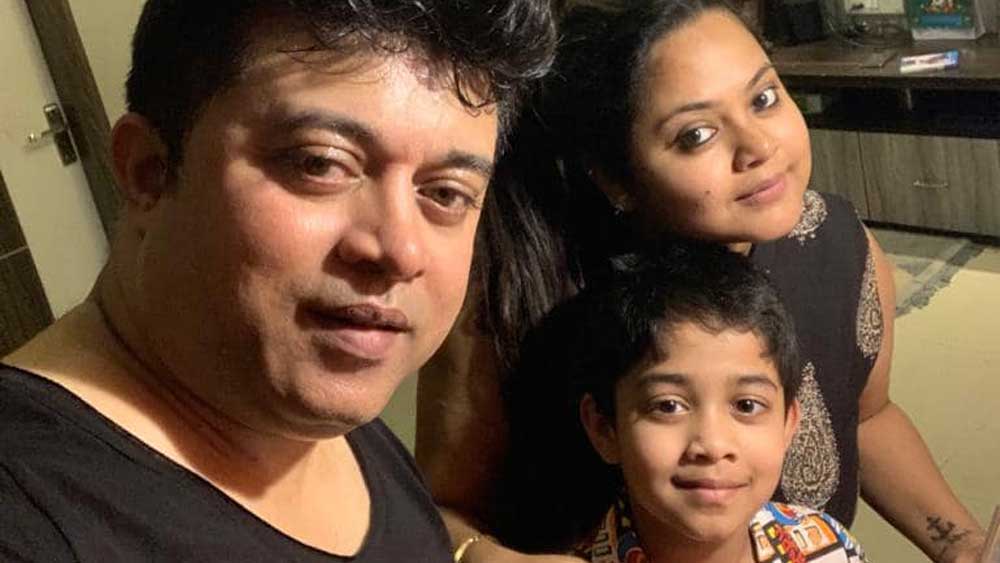 সপরিবার  সুমন বন্দ্যোপাধ্যায়।