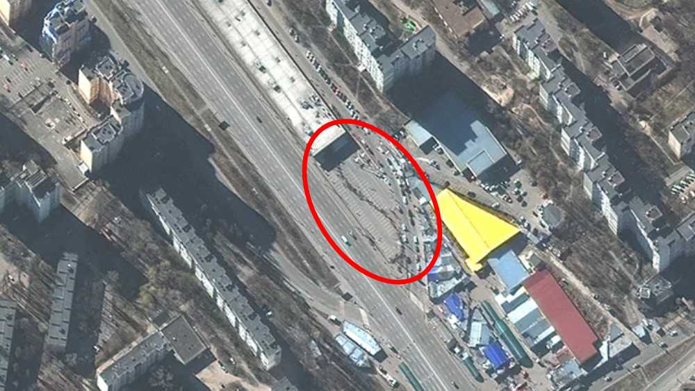 খোলা আকাশের নীচে এতগুলো মানুষ! প্রাণের ভয়  নেই এদের!