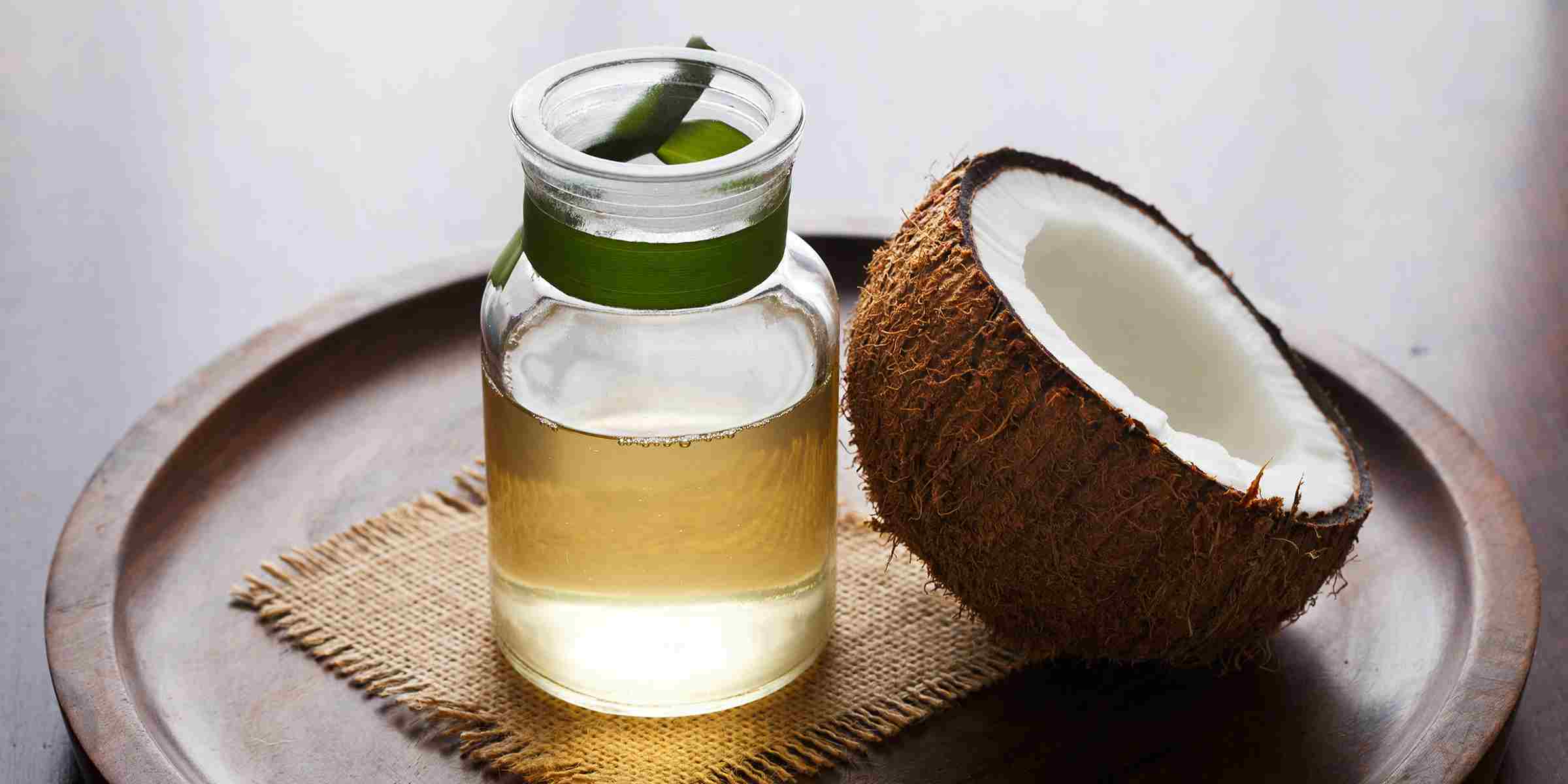 নারকেল তেলে রয়েছে প্রচুর পরিমাণে ফ্যাট।