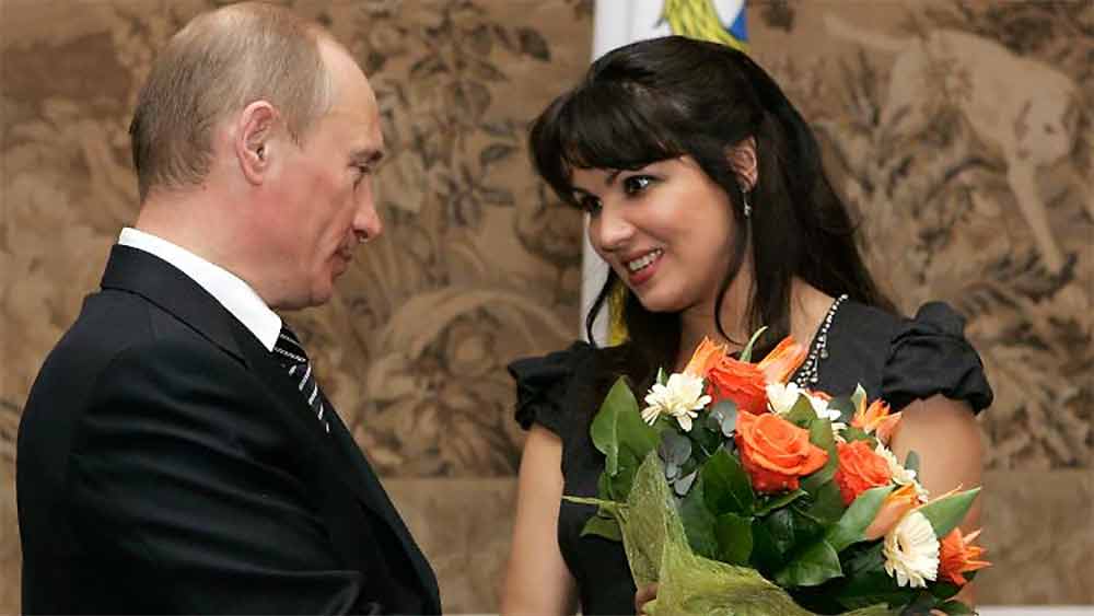 রাশিয়ার প্রেসিডেন্ট ভ্লাদিমির পুতিনের কট্টর সমর্থক হওয়ার জেরেই যে আনার উপর কোপ পড়ল, তা-ই মনে করছেন অনেকে। 