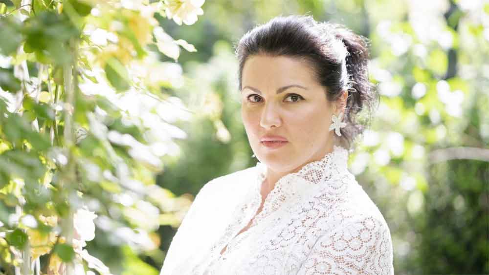 মেট-এর তরফ থেকেও তেমন ইঙ্গিত মিলেছে। তবে আনাকে বাদ দেওয়ার সরকারি কারণও খোলসা করেছেন মেট কর্তৃপক্ষ। 