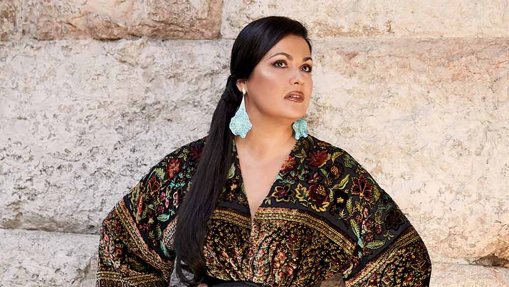 মেট-এর শর্ত মানতে নারাজ আনা। তার পরই তাঁকে বাদ দেওয়ার সিদ্ধান্ত ঘোষণা করেন মেট কর্তৃপক্ষ। 