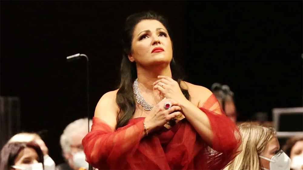 ইউক্রেনে যুদ্ধের উল্লেখ করে বৃহস্পতিবার একটি বিবৃতিতে ওই অপেরা সংস্থার কর্তৃপক্ষ জানিয়েছেন, পুতিনের সমর্থক কোনও শিল্পীকেই তাঁরা আর মেট-মঞ্চে অনুষ্ঠান করতে দেবেন না।