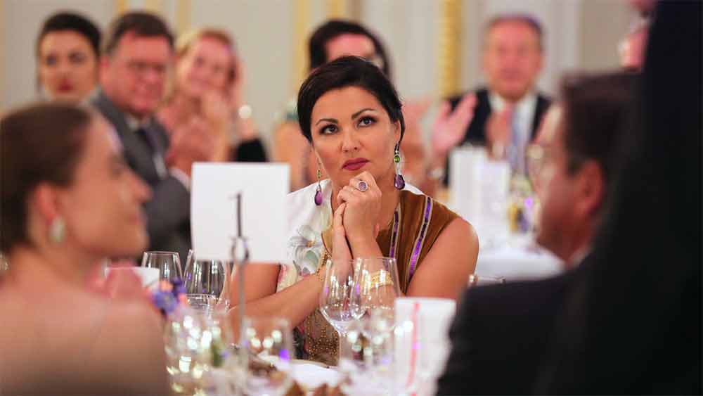 বরাবরই পুতিনের সমর্থক হিসাবে পরিচিত আনা। ২০১২ সালের রাশিয়ার প্রেসিডেন্ট নির্বাচনেও পুতিনের হয়ে প্রচার করেছিলেন। এর দু’বছর পর আবারও নিজের রাজনৈতিক অবস্থান স্পষ্ট করেন আনা। 