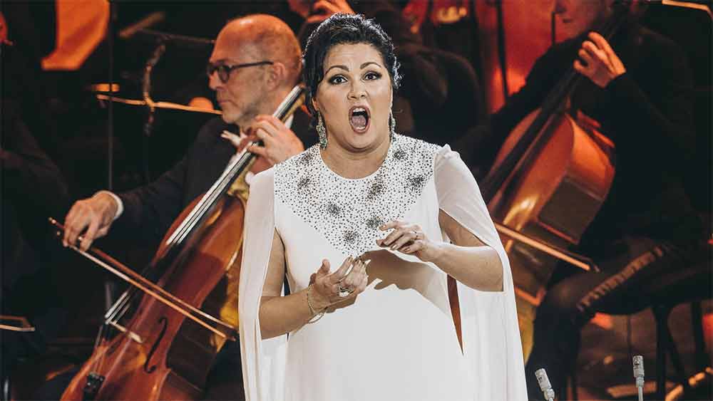 সংস্থার জেনারেল ম্যানেজার পিটার গেব সংবাদমাধ্যমে বলেন, ‘‘মেট এবং অপেরার জন্য অপূরণীয় ক্ষতি হল। মেট-এর ইতিহাসে অন্যতম সেরা শিল্পী আনা। তবে ইউক্রেনে যে ভাবে নিরীহ মানুষদের হত্যা করছেন পুতিন, তাতে আর কোনও উপায় ছিল না।’’