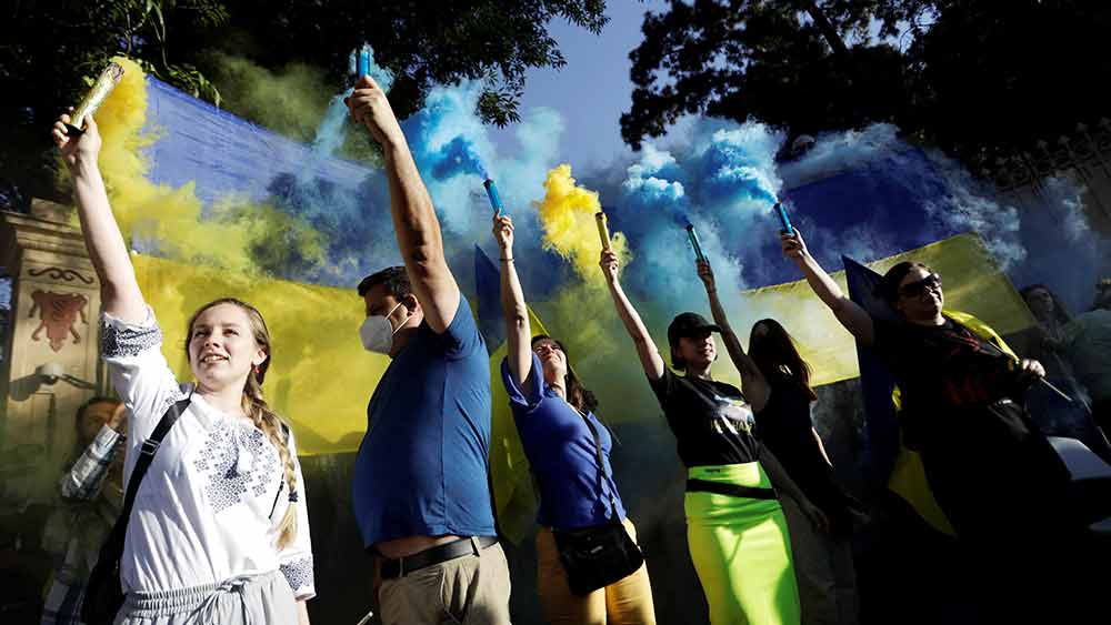 শুধুমাত্র আমেরিকাতেই নয়। ইউক্রেনে যুদ্ধের পর বিশ্ব জুড়েই পুতিনের বিরুদ্ধে প্রতিবাদ জোরালো হচ্ছে। খোদ পুতিনের দেশেই তাঁর বিরুদ্ধে রাস্তায় নেমেছেন হাজার হাজার নাগরিক। 