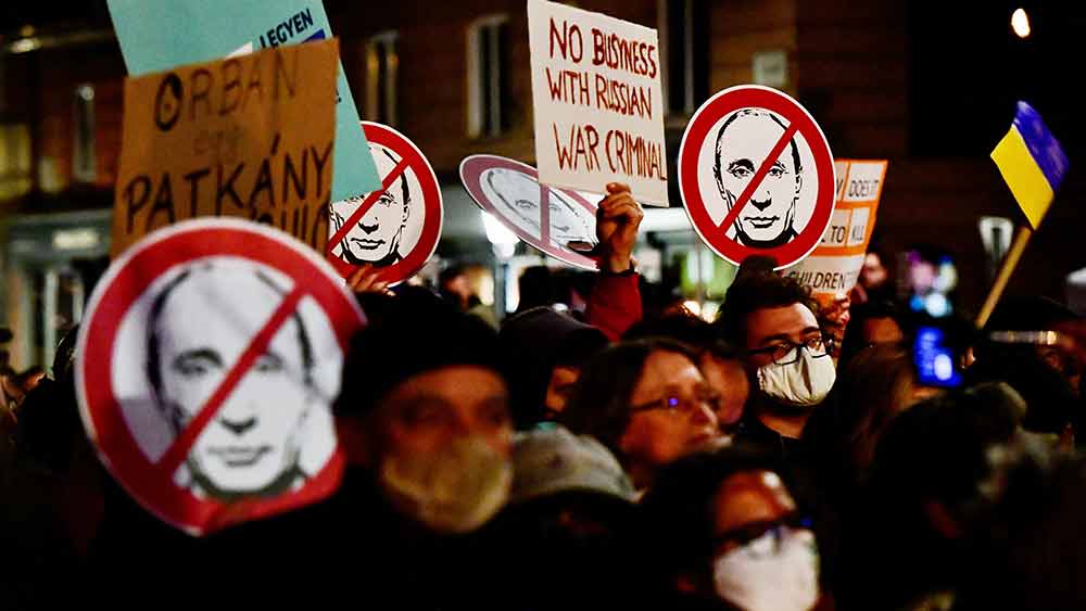 ২৪ ফেব্রুয়ারি ইউক্রেন আক্রমণের পর যুদ্ধবিরোধী স্লোগান, প্ল্যাকার্ড নিয়ে মিছিল করেছেন মস্কো-সহ রাশিয়ার একাধিক শহরে। পুতিনের নিজের শহর সেন্ট পিটার্সবার্গে প্রতিবাদীদের সঙ্গে পুলিশের সংঘর্ষও দেখেছে বিশ্ব। 