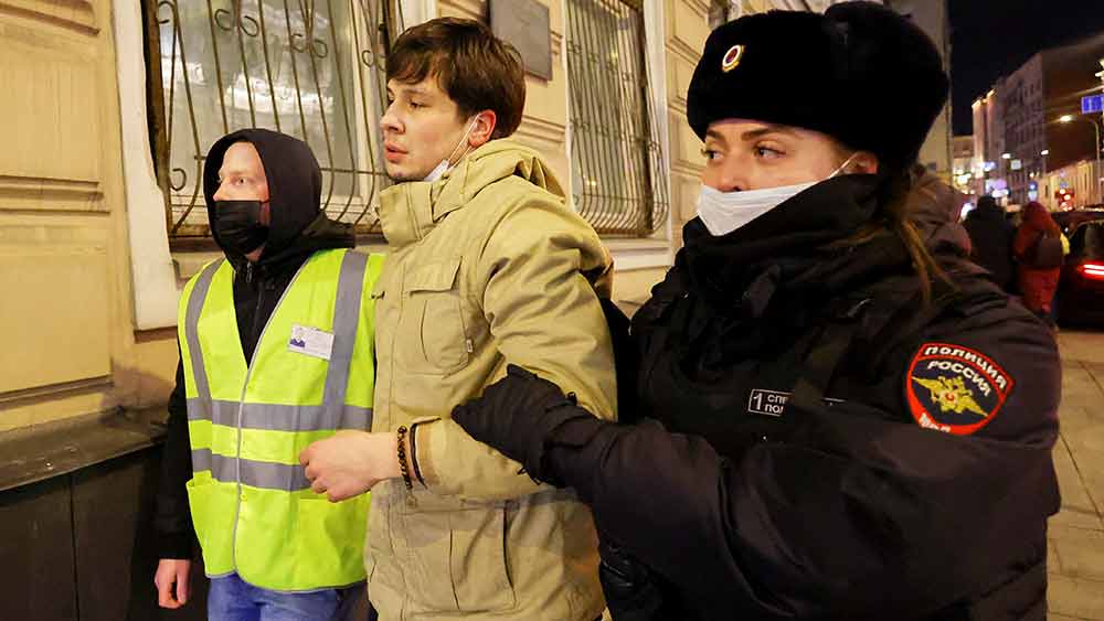 রাশিয়ার বিরুদ্ধে প্রতিবাদীদের কণ্ঠরোধ করারও অভিযোগ উঠেছে। ইউক্রেনে যুদ্ধ শুরুর দু’সপ্তাহের মধ্যেই ২ মার্চ পর্যন্ত রাশিয়া জুড়ে সাড়ে ছ’হাজারেরও বেশি প্রতিবাদীকে গ্রেফতার করা হয়েছে।