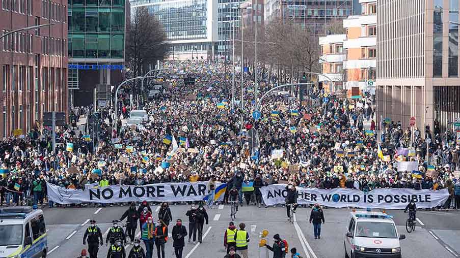ইউক্রেন যুদ্ধের তৃতীয় দিনে জার্মানির বার্লিন শহরে প্রায় এক লক্ষের জমায়েত দেখা গিয়েছে। ব্রানডেনবার্গ গেট থেকে রাশিয়ান দূতাবাস পর্যন্ত মিছিল করে যায় জনতা। এর পর সোভিয়েত ইউনিয়নের যুদ্ধস্মারকে ভিড় করেছেন প্রতিবাদীরা। 