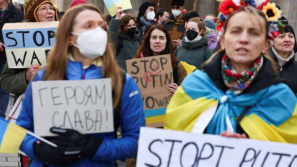 মেট্রো স্টেশন বা শেল্টার হোমে আশ্রয় নেওয়া ইউক্রেনীয়দের ছবি তুলে ধরেছেন বহু প্রতিবাদী। বিক্ষোভ ছড়িয়েছে পোলান্ডের মাটিতেও। 