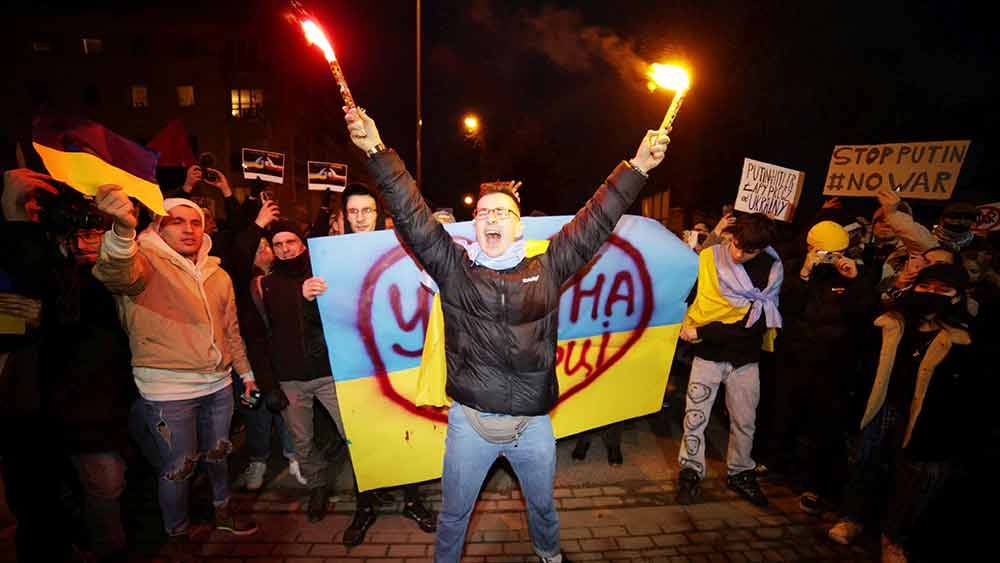 চলতি শতকের অন্যতম বড় যুদ্ধের প্রতিবাদ রাশিয়ার গণ্ডি ছাপিয়ে ছড়িয়ে পড়েছে বিশ্বের নানা দেশেও। টোকিয়ো থেকে সিডনি, বুয়েনস আইরেস থেকে মেক্সিকো— পুতিনের সামরিক-স্বপ্নের বিরুদ্ধে গর্জে উঠেছেন অগণিত নাগরিক। 