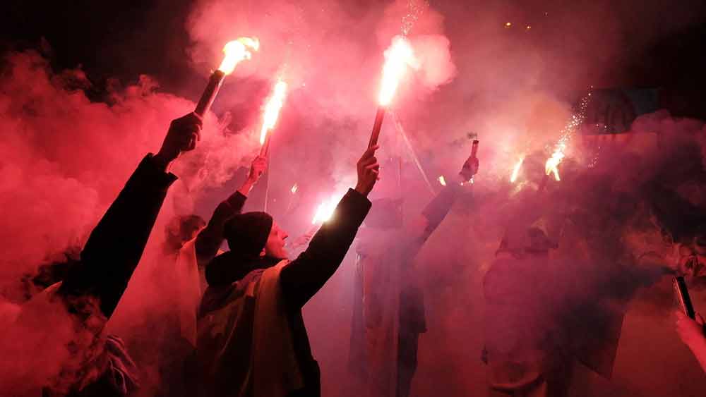 ফ্লো ভার্গি নামে সে দেশের এক প্রতিবাদীর কথায়, ‘‘ইউক্রেন আমাদের প্রতিবেশী দেশ। ফলে সাংস্কৃতিক দিক থেকেও আমরা কাছাকাছিও রয়েছে। আজ ইউক্রেনে আক্রমণ হয়েছে, আগামিকাল হয়তো পোলান্ডেও হামলা চালানো হবে। ফলে পরস্পরের দিকে যতটা সম্ভব সাহায্যের হাত বাড়িয়ে দেওয়া উচিত।’’